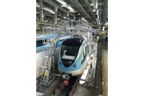 Les plates-formes de travail pour toitures de Munk Günzburger Steigtechnik peuvent également être déplacées par une seule personne. | © MUNK GmbH