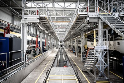 La SWEG Südwestdeutsche Landesverkehrs-GmbH mise sur une plate-forme de travail sur toit fabriquée sur mesure par Munk Günzburger Steigtechnik dans son dépôt ferroviaire de Pforzheim. | © MUNK GmbH