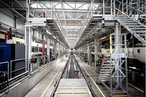 La SWEG Südwestdeutsche Landesverkehrs-GmbH mise sur une plate-forme de travail sur toit fabriquée sur mesure par Munk Günzburger Steigtechnik dans son dépôt ferroviaire de Pforzheim. | © MUNK GmbH