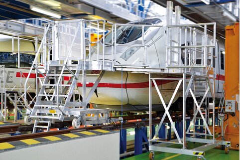 Les plates-formes de travail frontales modulaires avec adaptation des contours sécurisent le technicien et le véhicule pendant les travaux de maintenance à l'avant du train. | © MUNK GmbH