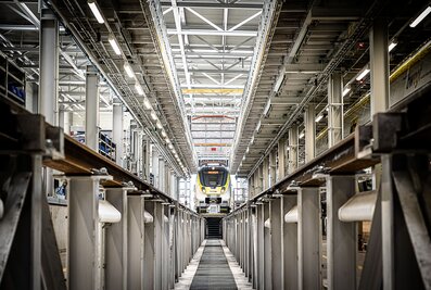 La SWEG Südwestdeutsche Landesverkehrs-GmbH mise sur une plate-forme de travail sur toit fabriquée sur mesure par Munk Günzburger Steigtechnik dans son dépôt ferroviaire de Pforzheim. | © MUNK GmbH
