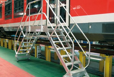 Les escaliers d'accès mobiles et accessibles des deux côtés avec des mains courantes des deux côtés augmentent la sécurité au travail. | © MUNK GmbH