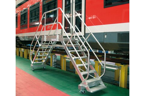 Les escaliers d'accès mobiles et accessibles des deux côtés avec des mains courantes des deux côtés augmentent la sécurité au travail. | © MUNK GmbH