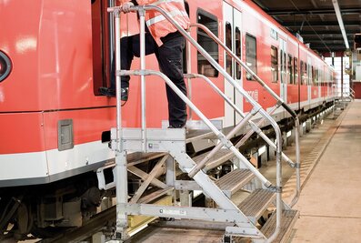 Les plates-formes d'accès mobiles avec des mains courantes des deux côtés offrent une grande sécurité. | © MUNK GmbH