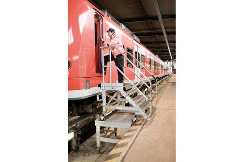 Les plates-formes d'accès mobiles avec des mains courantes des deux côtés offrent une grande sécurité. | © MUNK GmbH