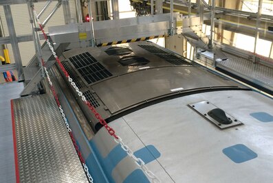 Les plates-formes de travail sur le toit peuvent être arrimées au véhicule avec un écartement zéro pour une protection maximale des techniciens et du véhicule. | © MUNK GmbH