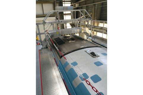 Les plates-formes de travail sur le toit peuvent être arrimées au véhicule avec un écartement zéro pour une protection maximale des techniciens et du véhicule. | © MUNK GmbH