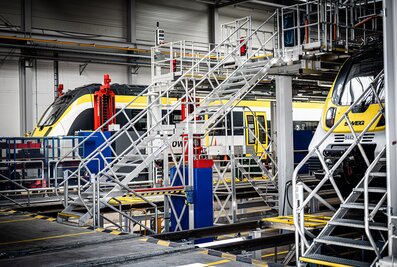 Quatre escaliers avec des marches en caillebotis d'acier de 900 mm de large avec antidérapant R13 et des mains courantes assurent à la SWEG de Pforzheim une montée et une descente particulièrement sûres sur la plateforme de travail sur le toit. | © MUNK GmbH