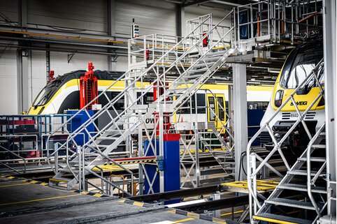 Quatre escaliers avec des marches en caillebotis d'acier de 900 mm de large avec antidérapant R13 et des mains courantes assurent à la SWEG de Pforzheim une montée et une descente particulièrement sûres sur la plateforme de travail sur le toit. | © MUNK GmbH