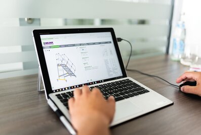 Grâce au configurateur de produits de Munk Günzburger Steigtechnik, les clients de l'entreprise peuvent composer eux-mêmes des escaliers, des passerelles et des escaliers à plate-forme mobile. | © MUNK GmbH
