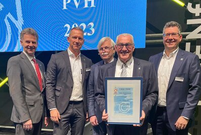 La société Munk Günzburger Steigtechnik a été distinguée par le ZHH comme partenaire du commerce spécialisé. De gauche à droite : Thomas Dammann (directeur général de la ZHH), Roland Wilcke (directeur des ventes du Munk Group), Dr Paul Kellerwessel (président de la ZHH), Ferdinand Munk (propriétaire et directeur du Munk Group) et Alexander Werdich (directeur du Munk Group). | © MUNK GmbH