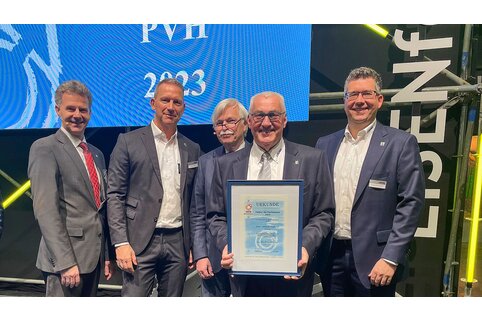 La société Munk Günzburger Steigtechnik a été distinguée par le ZHH comme partenaire du commerce spécialisé. De gauche à droite : Thomas Dammann (directeur général de la ZHH), Roland Wilcke (directeur des ventes du Munk Group), Dr Paul Kellerwessel (président de la ZHH), Ferdinand Munk (propriétaire et directeur du Munk Group) et Alexander Werdich (directeur du Munk Group). | © MUNK GmbH