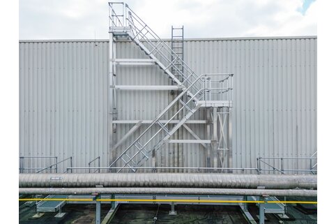 Les toits sont accessibles facilement et en toute sécurité grâce à des tours d'escalier fabriquées sur mesure. | © MUNK GmbH