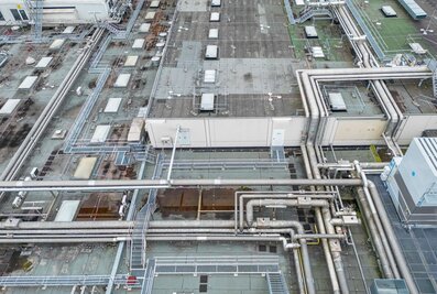 Des trajets courts sur de longues distances : Les passerelles et les sauts-de-mouton fabriqués sur mesure sur le toit d'un fabricant allemand de produits alimentaires assurent la sécurité sur environ 1,5 kilomètre. | © MUNK GmbH