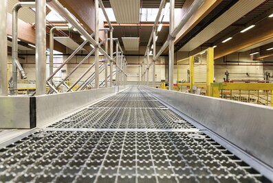 Les revêtements des girons et des plates-formes des escaliers, des sauts-de-mouton et des passerelles de Günzburg peuvent être choisis librement. | © MUNK GmbH