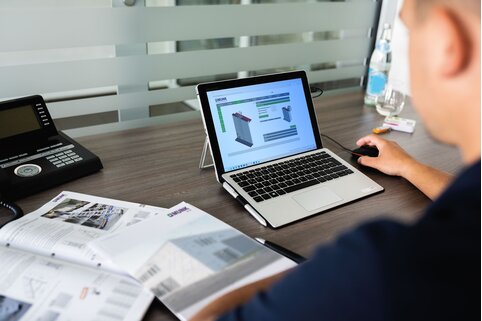 Du navigateur web à la façade : avec le nouveau configurateur d'échelles à crinoline, les planificateurs et les utilisateurs créent leur échelle à crinoline parfaite. | © MUNK GmbH