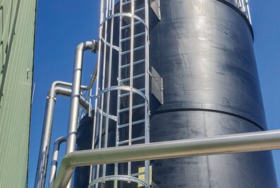 The vertical ladders from Munk Günzburger Steigtechnik have been designed in accordance with the relevant standards, for example DIN EN ISO 14122-4 for fixed vertical ladders on mechanical equipment. | © MUNK GmbH