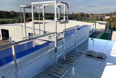 With the new 'Ballast' mounting kit, parapet bridging steps can be installed on the roof on the descent side without drilling. | © MUNK GmbH