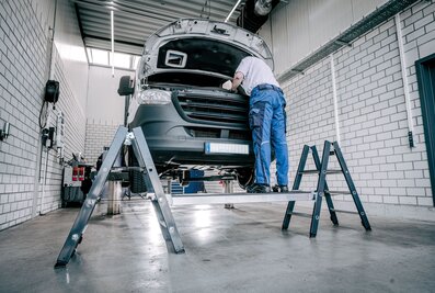 Safe and flexible: the modular folding step platform combines two ML folding steps with a hook-on platform with non-slip screen printing plate. This can be hooked in at any step height up to the top level. | © MUNK GmbH