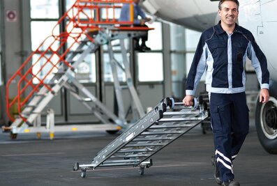 Ergonomics in the workplace: With the ‘roll-bar’ crossbar, ladder rungs can be easily and conveniently retrofitted and rolled to the next place of use, thus protecting the back. Photo: Munk Group | © MUNK GmbH