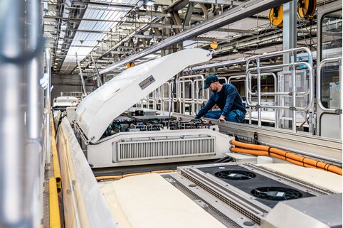 The plug-in railings on the rooftop work platforms allow free access wherever it is needed. | © MUNK GmbH