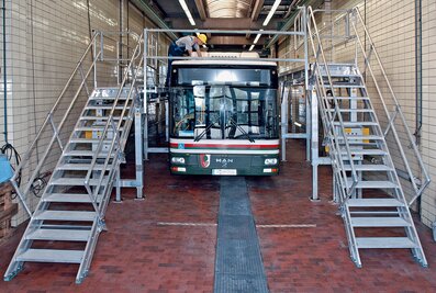 Electrically or manually adjustable work platforms from Munk Günzburger Steigtechnik ensure efficiency and safety during bus maintenance. | © MUNK GmbH