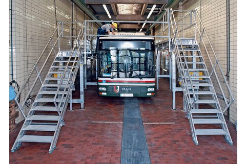 Electrically or manually adjustable work platforms from Munk Günzburger Steigtechnik ensure efficiency and safety during bus maintenance. | © MUNK GmbH