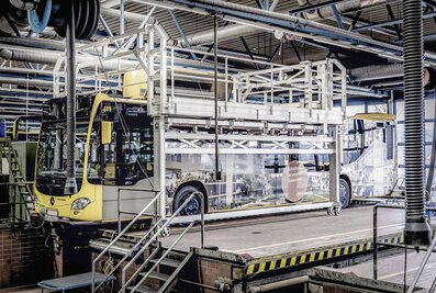 Electrically or manually adjustable work platforms from Munk Günzburger Steigtechnik ensure efficiency and safety during bus maintenance. | © MUNK GmbH