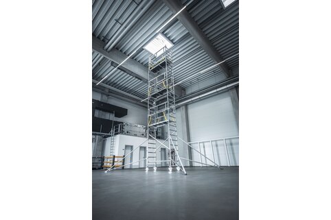 With the FlexxTower single-person scaffold from Munk Günzburger access equipment, users can reach working heights of over nine metres. | © MUNK GmbH