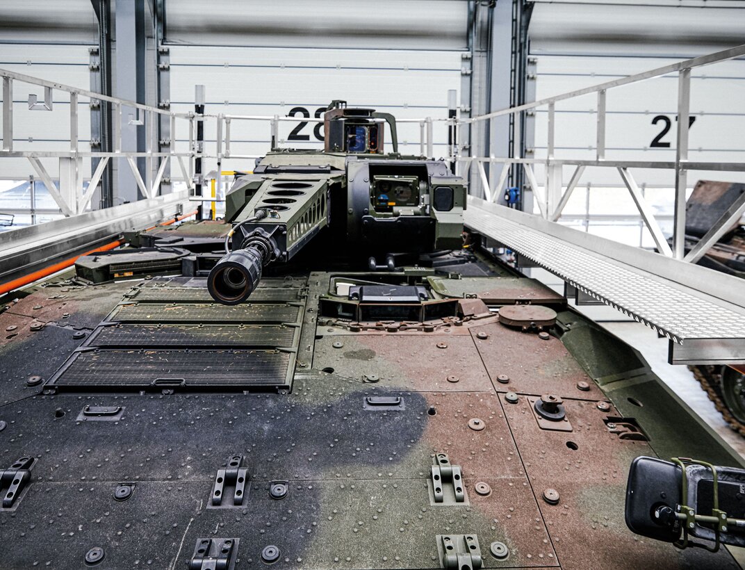 Konturierte Arbeitsbühnen der Munk Günzburger Steigtechnik ermöglichen die sichere Wartung von Panzern. | © MUNK GmbH