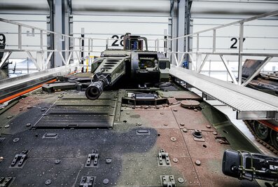 Contoured work platforms of the Munk Günzburger Steigtechnik enable the safe maintenance of tanks. | © MUNK GmbH