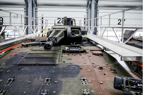 Contoured work platforms of the Munk Günzburger Steigtechnik enable the safe maintenance of tanks. | © MUNK GmbH