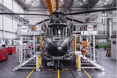 Flexibly adjustable work platforms from the Munk Günzburger Steigtechnik offer pure safety when servicing helicopters. | © Munk GmbH