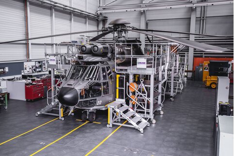 Flexibly adjustable work platforms from the Munk Günzburger Steigtechnik offer pure safety when servicing helicopters.  | © Munk GmbH