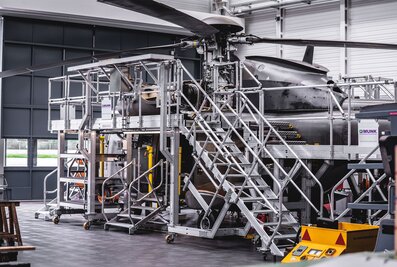 Flexibly adjustable work platforms from the Munk Günzburger Steigtechnik offer pure safety when servicing helicopters.  | © Munk GmbH