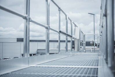 Das umlaufende Geländer schützt die Anwender bei der Enteisung von Fahrzeugdächern und Seitenplanen. Foto: Munk Günzburger Steigtechnik | © Munk GmbH