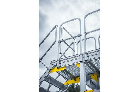 Das umlaufende Geländer schützt die Anwender bei der Enteisung von Fahrzeugdächern und Seitenplanen. Foto: Munk Günzburger Steigtechnik | © Munk GmbH