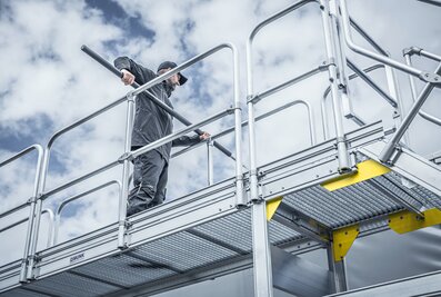 Das umlaufende Geländer schützt die Anwender bei der Enteisung von Fahrzeugdächern und Seitenplanen. | © Munk GmbH