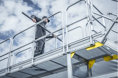 Das umlaufende Geländer schützt die Anwender bei der Enteisung von Fahrzeugdächern und Seitenplanen. | © Munk GmbH