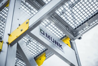 Die Anlagen bestehen aus hochfesten, stabilen und besonders robusten Aluminiumprofilen mit einem Plattformbelag aus Stahl-Gitterrost und stabiler Unterkonstruktion. Foto: Munk Günzburger Steigtechnik | © Munk GmbH