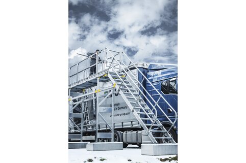 Sicherheit auf der Straße: Lkw-Fahrer können ihre Fahrzeuge mit Hilfe von Enteisungsanlagen aus Günzburg von Schnee und Eis befreien.  | © Munk GmbH