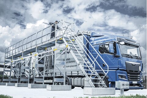 Sicherheit auf der Straße: Lkw-Fahrer können ihre Fahrzeuge mit Hilfe von Enteisungsanlagen aus Günzburg von Schnee und Eis befreien.  | © Munk GmbH