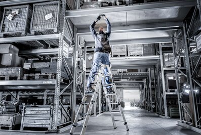 The double-sided, plug-in stepladder can be flexibly extended with an optional plug-in section, saving space during transport and storage. | © MUNK GmbH