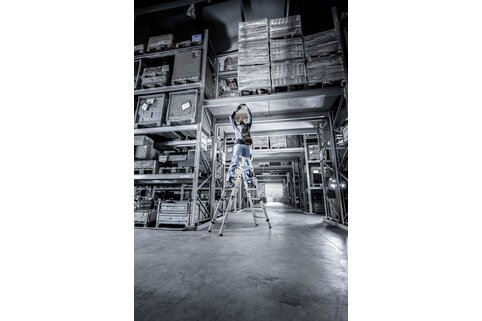 The double-sided, plug-in stepladder can be flexibly extended with an optional plug-in section, saving space during transport and storage. | © MUNK GmbH