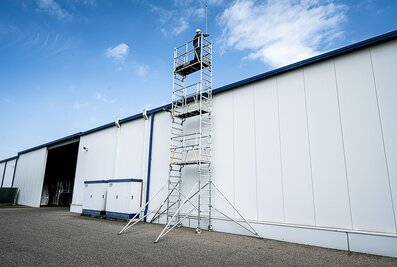 With the one-person FlexxTower scaffolding in the new SGX version with three instead of two levels, users can reach working heights of up to 9.55 metres. | © MUNK GmbH