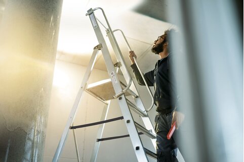 Handrails on the stiles of platform ladders not only increase comfort, but also safety when climbing. | © MUNK GmbH