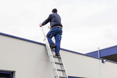 The highlight of the TRBS-compliant stepladder from Munk Günzburger Steigtechnik is its one metre long exit rails, which enable safe climbing over and off. | © MUNK GmbH