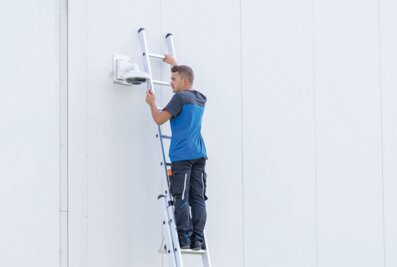 If a single ladder is longer than three metres, the lower support surface must be wider than the ladder itself. This is usually achieved with the help of crossbars, which are also available as a retrofit kit. | © MUNK GmbH