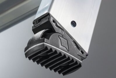 The patented 2-axis inclination technology in the joint of the nivello ladder shoe from Munk Günzburger Steigtechnik perfects the full-surface ground support and thus ensures maximum stability. | © MUNK GmbH