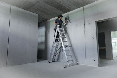 The multi-purpose stepladder from Munk Günzburger Steigtechnik is equipped with steps throughout and therefore enables TRBS-compliant working. It is characterised by its high degree of flexibility and can be used as a stepladder, single ladder and extension ladder. | © MUNK GmbH